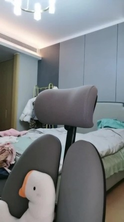 极品尤物气质短发眼镜学生妹自慰，细腰美乳身材超棒，奶子真的太漂亮了！ 截图2