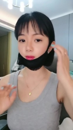 极品尤物气质短发眼镜学生妹自慰，细腰美乳身材超棒，奶子真的太漂亮了！ 截图3