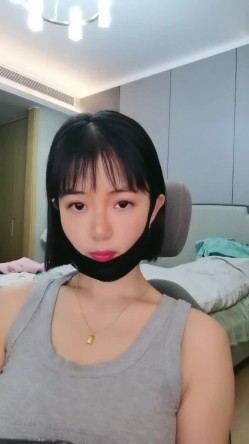 极品尤物气质短发眼镜学生妹自慰，细腰美乳身材超棒，奶子真的太漂亮了！ 截图4