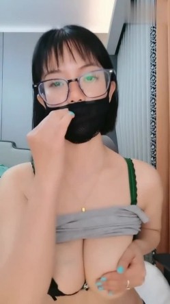 极品尤物气质短发眼镜学生妹自慰，细腰美乳身材超棒，奶子真的太漂亮了！ 截图8