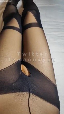 重磅炸弹！万人求档高门槛梦幻联动，顶级绿帽网红大咖联手【绿帽女友+你的大婊姐】私拍，当着男友的面给戴绿帽子 截图5