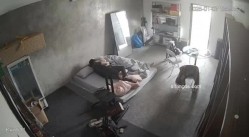 黑客破解家庭网络摄像头偷拍住毛坯房的年轻情侣疯狂做爱有时一天做爱几次 截图9