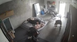 黑客破解家庭网络摄像头偷拍住毛坯房的年轻情侣疯狂做爱有时一天做爱几次 截图10