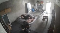 黑客破解家庭网络摄像头偷拍住毛坯房的年轻情侣疯狂做爱有时一天做爱几次 截图12