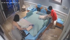 《居家摄像头破解》偷窥E奶少妇的居家日常 ️这奶子可真不是盖的 截图5