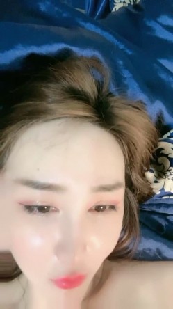 红唇妖艳新人御姐腰细胸大好身材热舞扭腰，近距离特写翘起屁股扣穴，无毛逼逼跳蛋震动，呻吟娇喘玩到高潮出水 截图5