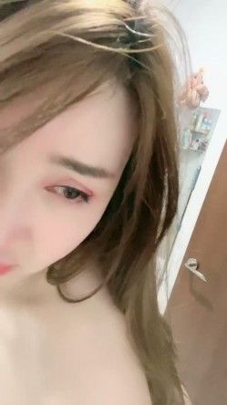 红唇妖艳新人御姐腰细胸大好身材热舞扭腰，近距离特写翘起屁股扣穴，无毛逼逼跳蛋震动，呻吟娇喘玩到高潮出水 截图7