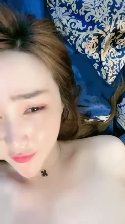 红唇妖艳新人御姐腰细胸大好身材热舞扭腰，近距离特写翘起屁股扣穴，无毛逼逼跳蛋震动，呻吟娇喘玩到高潮出水 截图8