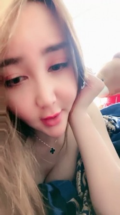 红唇妖艳新人御姐腰细胸大好身材热舞扭腰，近距离特写翘起屁股扣穴，无毛逼逼跳蛋震动，呻吟娇喘玩到高潮出水 截图11