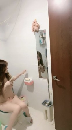 红唇妖艳新人御姐腰细胸大好身材热舞扭腰，近距离特写翘起屁股扣穴，无毛逼逼跳蛋震动，呻吟娇喘玩到高潮出水 截图15