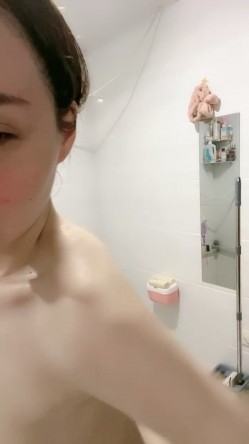 红唇妖艳新人御姐腰细胸大好身材热舞扭腰，近距离特写翘起屁股扣穴，无毛逼逼跳蛋震动，呻吟娇喘玩到高潮出水 截图16