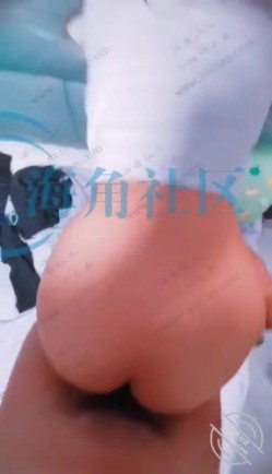 大神合租朋友妻（莹姐）新作 ️浓浓的精液终射朋友妻骚妈满脸犹如打桩机调教母女花 截图7