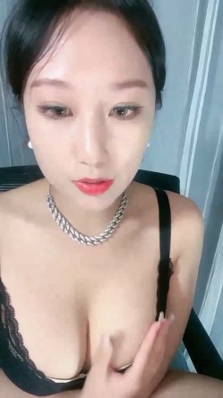 魔鬼身材富老师 ️谁能抵抗得了圆滚滚的巨大美乳，加主播私人微信可约 ️也有多部福利视频·啪啪爱爱等等~~ 截图4