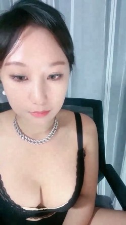 魔鬼身材富老师 ️谁能抵抗得了圆滚滚的巨大美乳，加主播私人微信可约 ️也有多部福利视频·啪啪爱爱等等~~ 截图14