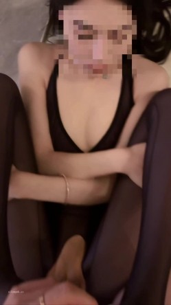 九头身顶级反差御姐，天生尤物圣体连体厚黑丝袜，给富二代口交舔蛋口水拉丝，低声娇喘非常诱人 截图1