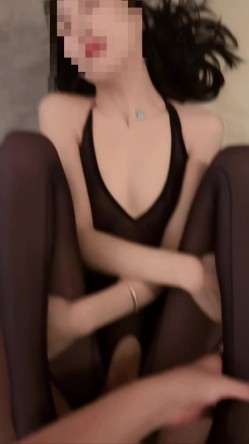 九头身顶级反差御姐，天生尤物圣体连体厚黑丝袜，给富二代口交舔蛋口水拉丝，低声娇喘非常诱人 截图13
