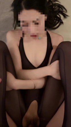 九头身顶级反差御姐，天生尤物圣体连体厚黑丝袜，给富二代口交舔蛋口水拉丝，低声娇喘非常诱人 截图14
