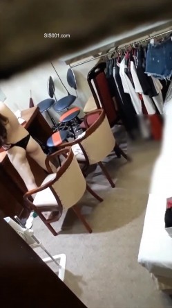 爬天花板上偷窥颜值不错的妹子在更衣间抹减肥霜 如果天上突然掉下个猪八戒会吓死人 截图1