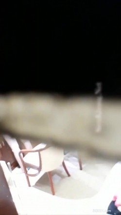 爬天花板上偷窥颜值不错的妹子在更衣间抹减肥霜 如果天上突然掉下个猪八戒会吓死人 截图4
