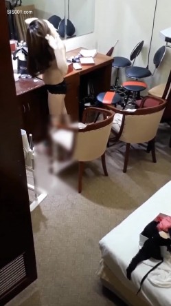 爬天花板上偷窥颜值不错的妹子在更衣间抹减肥霜 如果天上突然掉下个猪八戒会吓死人 截图12