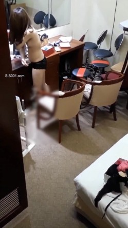 爬天花板上偷窥颜值不错的妹子在更衣间抹减肥霜 如果天上突然掉下个猪八戒会吓死人 截图13