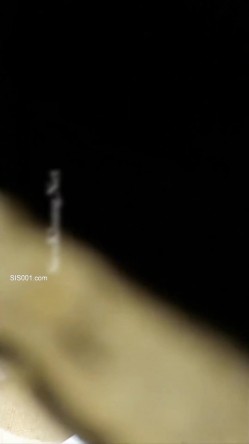 爬天花板上偷窥颜值不错的妹子在更衣间抹减肥霜 如果天上突然掉下个猪八戒会吓死人 截图14