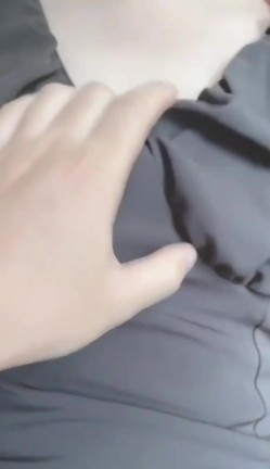 大哥不在家客厅猛操穿着开档裤的极品嫂子 截图6