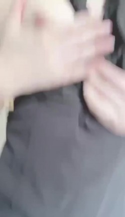 大哥不在家客厅猛操穿着开档裤的极品嫂子 截图7