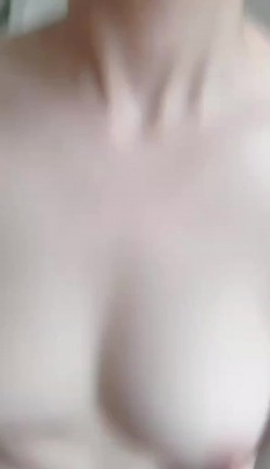 大哥不在家客厅猛操穿着开档裤的极品嫂子 截图11