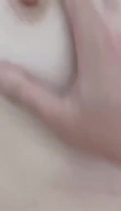 大哥不在家客厅猛操穿着开档裤的极品嫂子 截图15