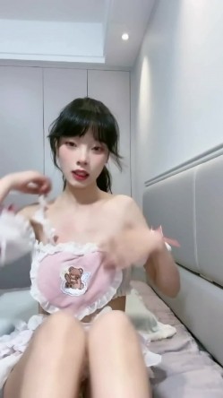 白肤清纯反差骚妹【梦梦】重金一对一指挥调教，脸穴同框阿黑颜展示小母狗一面 截图1