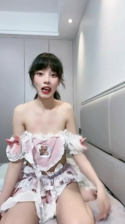 白肤清纯反差骚妹【梦梦】重金一对一指挥调教，脸穴同框阿黑颜展示小母狗一面 截图3