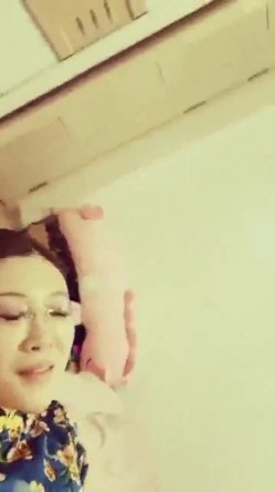 眼镜旗袍阿姨 在家被无套输出 多毛鲍鱼水超多 听着特诱人 截图1