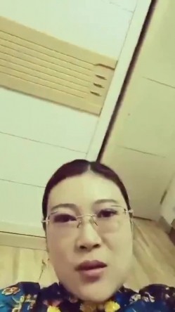 眼镜旗袍阿姨 在家被无套输出 多毛鲍鱼水超多 听着特诱人 截图2