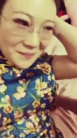眼镜旗袍阿姨 在家被无套输出 多毛鲍鱼水超多 听着特诱人 截图8