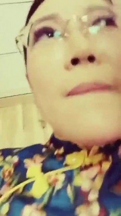 眼镜旗袍阿姨 在家被无套输出 多毛鲍鱼水超多 听着特诱人 截图13