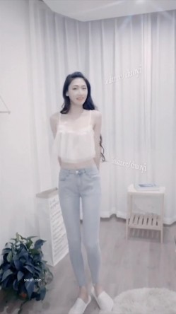 高颜值美女 舒服吗 舒服 穿开档牛仔紧身裤被大肉棒无套输出 内射 截图1