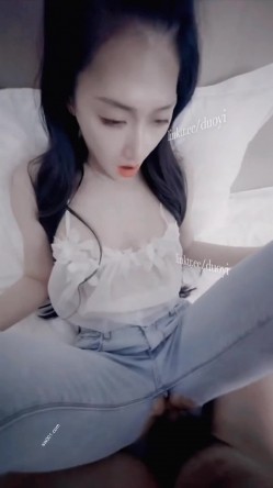 高颜值美女 舒服吗 舒服 穿开档牛仔紧身裤被大肉棒无套输出 内射 截图11