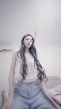 高颜值美女 舒服吗 舒服 穿开档牛仔紧身裤被大肉棒无套输出 内射 截图14