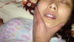 不走正路走偏门的变态恋母小青年网撩了一位务工小少妇约会时用点小手段带到宾馆换上各种丝袜玩弄完整版 截图13