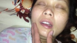 不走正路走偏门的变态恋母小青年网撩了一位务工小少妇约会时用点小手段带到宾馆换上各种丝袜玩弄完整版 截图15