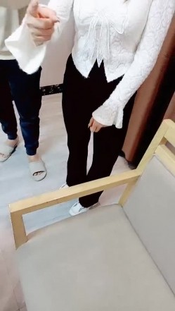 勾引舅妈 舅妈输牌又输人，在麻将桌旁强上舅妈，麻将桌上插入舅妈肥穴，一顿狂艹，艹得她哇哇大叫 截图2