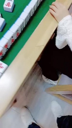 勾引舅妈 舅妈输牌又输人，在麻将桌旁强上舅妈，麻将桌上插入舅妈肥穴，一顿狂艹，艹得她哇哇大叫 截图4