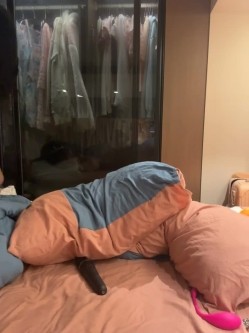 stripchat平台的人气女神，19岁学生妹，【Olivia】，童颜巨乳，高潮狂喷水，跟个水龙头一样，震撼刺激，屌爆了！ 截图1