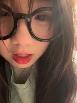 stripchat平台的人气女神，19岁学生妹，【Olivia】，童颜巨乳，高潮狂喷水，跟个水龙头一样，震撼刺激，屌爆了！ 截图3