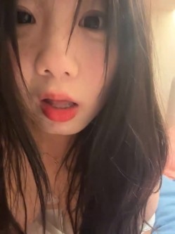 stripchat平台的人气女神，19岁学生妹，【Olivia】，童颜巨乳，高潮狂喷水，跟个水龙头一样，震撼刺激，屌爆了！ 截图4