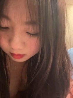 stripchat平台的人气女神，19岁学生妹，【Olivia】，童颜巨乳，高潮狂喷水，跟个水龙头一样，震撼刺激，屌爆了！ 截图7