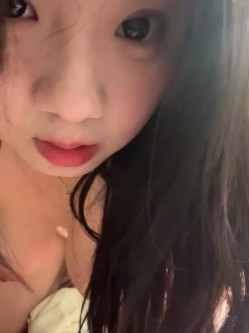 stripchat平台的人气女神，19岁学生妹，【Olivia】，童颜巨乳，高潮狂喷水，跟个水龙头一样，震撼刺激，屌爆了！ 截图8