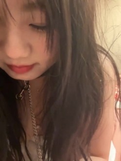 stripchat平台的人气女神，19岁学生妹，【Olivia】，童颜巨乳，高潮狂喷水，跟个水龙头一样，震撼刺激，屌爆了！ 截图12