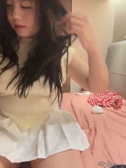 stripchat平台的人气女神，19岁学生妹，【Olivia】，童颜巨乳，高潮狂喷水，跟个水龙头一样，震撼刺激，屌爆了！ 截图13